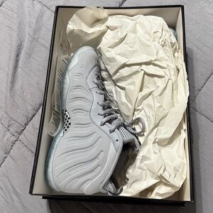 Nike Little Posite One Prem in Wolf Grey and White